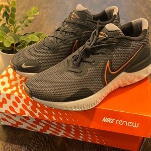New Mens Nike Renew Run sneaker running shoe size 10